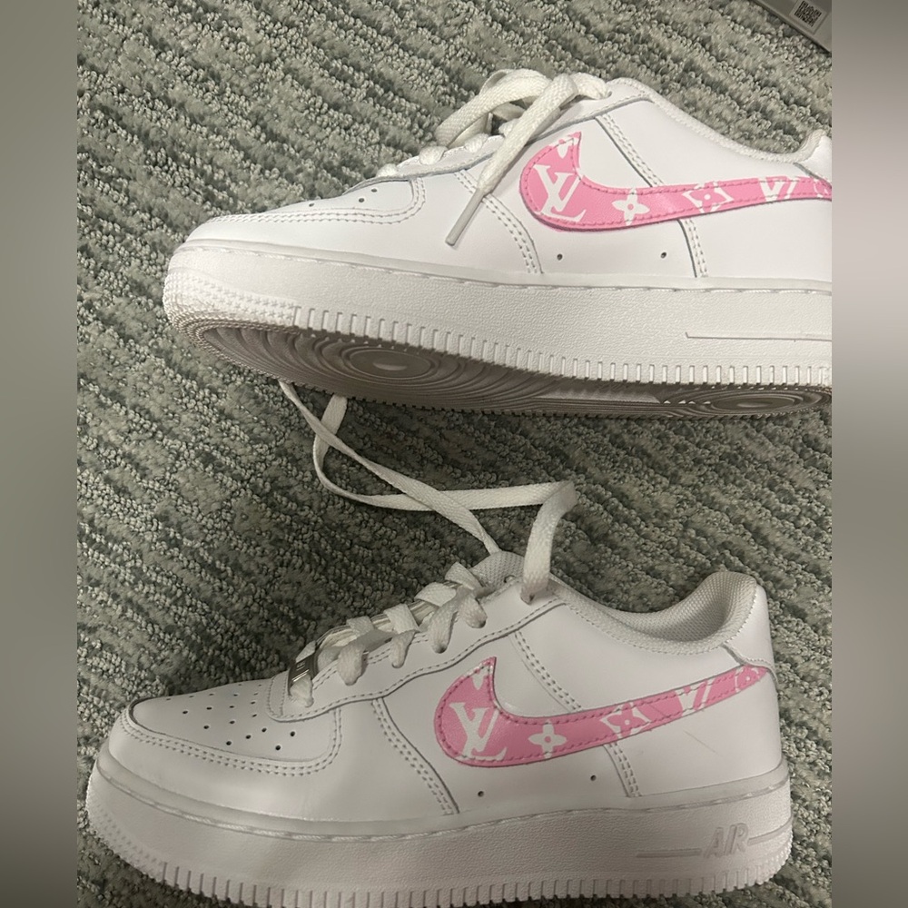 Custom Air Force one with LV logo. Size 4.5 but for a 6.5 women. Worn once
